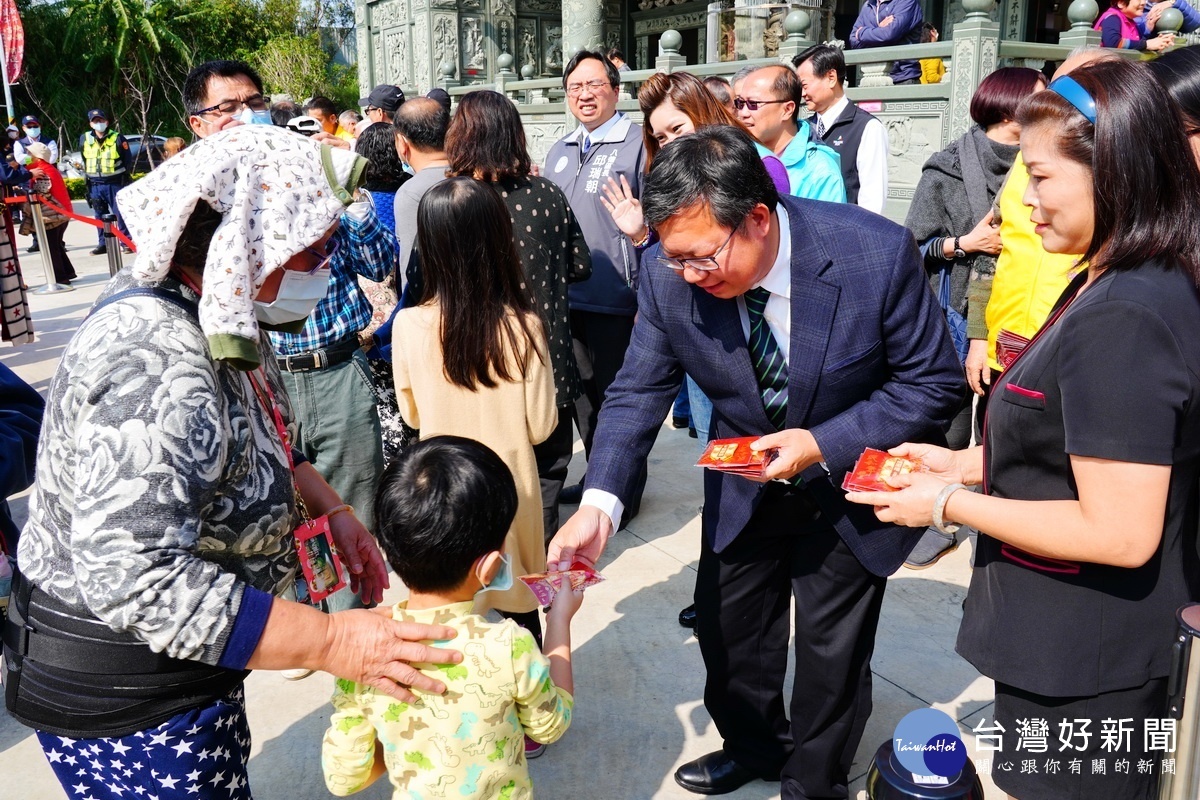 桃園市長鄭文燦在八德姜太公廟上香祈福,發放鼠年新春福袋。