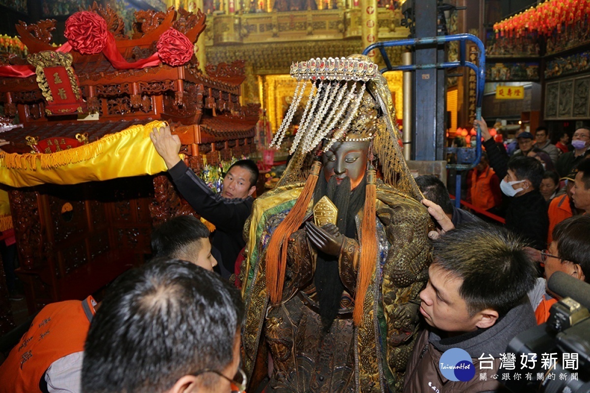 信徒恭請天臺殿玉皇大帝神尊上轎,2日起將遶境庄頭祈福/嘉義縣政府提供