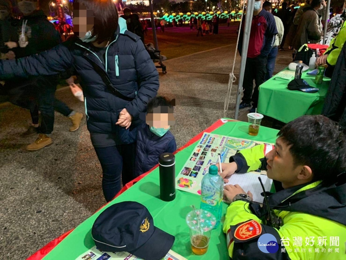 桃園燈會吸引上萬人潮前往賞燈，一名4歲小男童迷路，平鎮警方協助男童回到母親的懷抱。