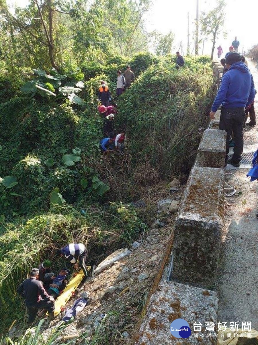 在羅筆路產業道路旁發現王姓老翁躺臥山谷下方10公尺深,動彈不得