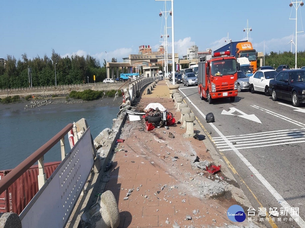 台61西濱公路匝道發生連環大車禍 騎士慘被輾過爆頭慘死