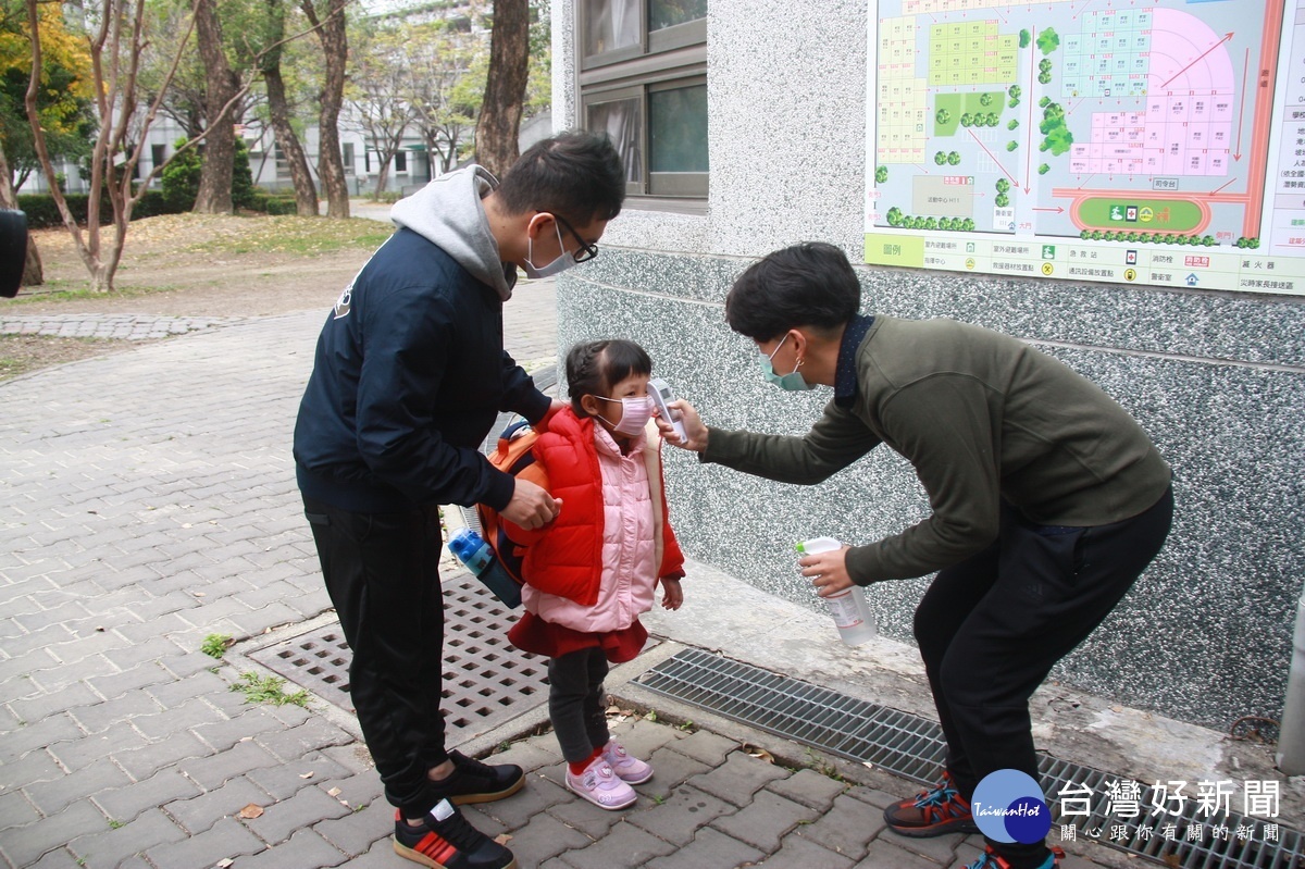 幼童入園先量體溫和消潔手部。（記者扶小萍攝）