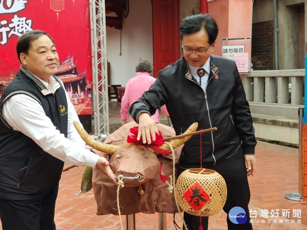 彰化市長林世賢(右)和彰化市民權里長陳孟圭(左)及長輩，一起說吉祥話，「摸牛頭，子孫會出頭，摸牛尾，年年剩傢伙」，希望新的一年，大家平安幸福。圖／記者鄧富珍攝