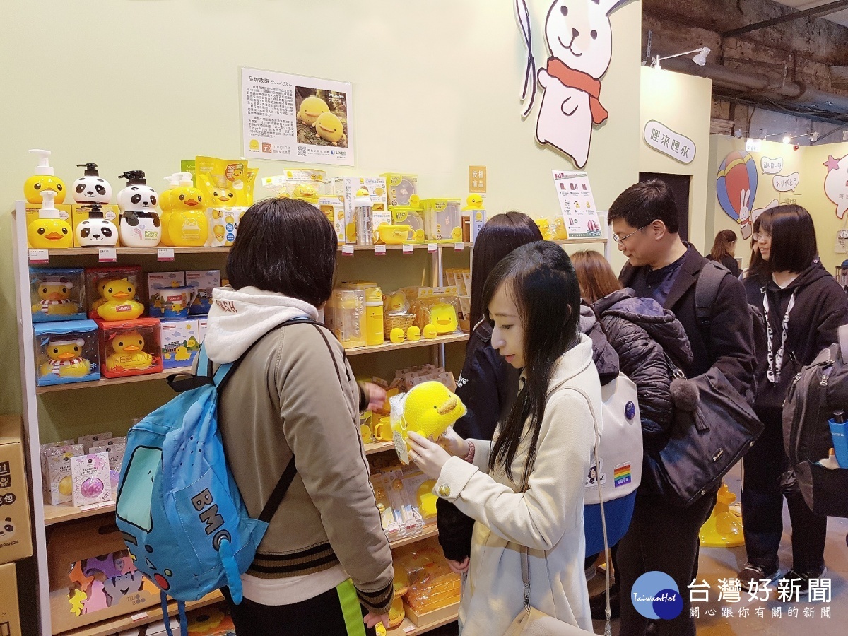 台灣本土「黃色小鴨Piyo Piyo」系列產品也現身在園區，成為另一個現場吸睛的焦點。（圖／David攝）