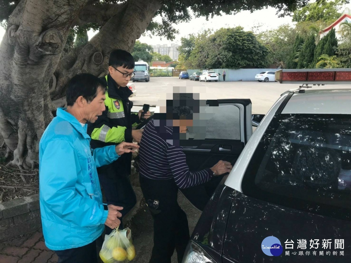 一名八旬老婦,精神恍惚獨自一人行走,警民合作助返家。
