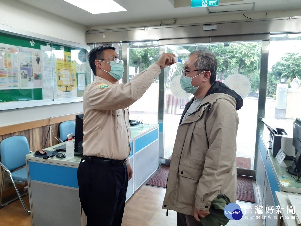 為預防武漢肺炎交叉感染 彰化榮民出入量體溫並噴酒精消毒