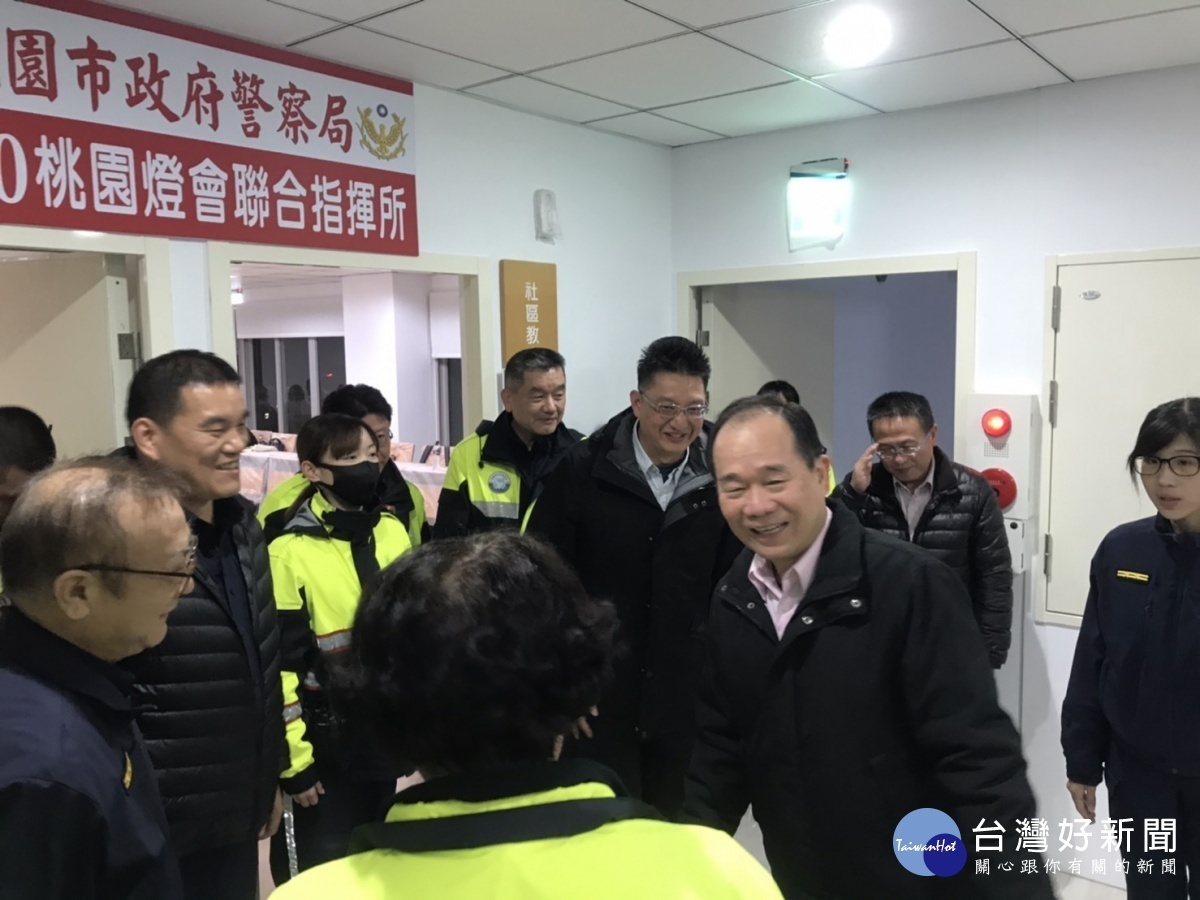 警察局局長陳國進冒雨至燈會指揮所,慰問辛苦執勤的警察同仁與義交。