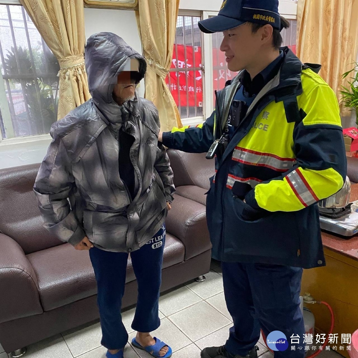 失智翁臉部掛彩進派出所尋人,暖警協助包紮送返家。