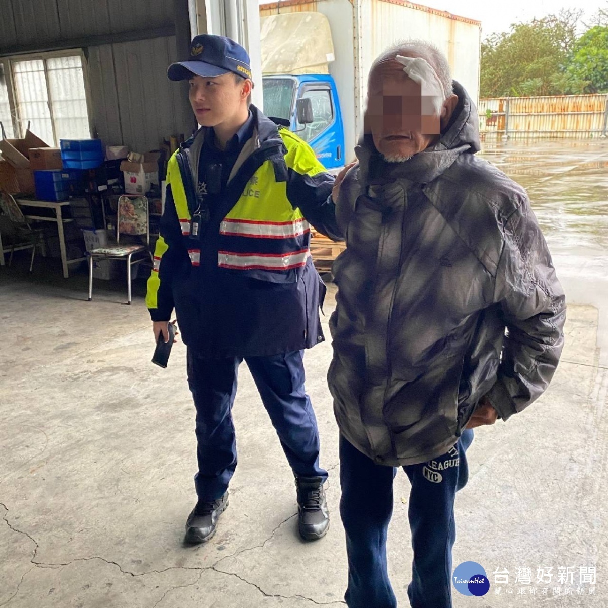 失智翁臉部掛彩進派出所尋人,暖警協助包紮送返家。