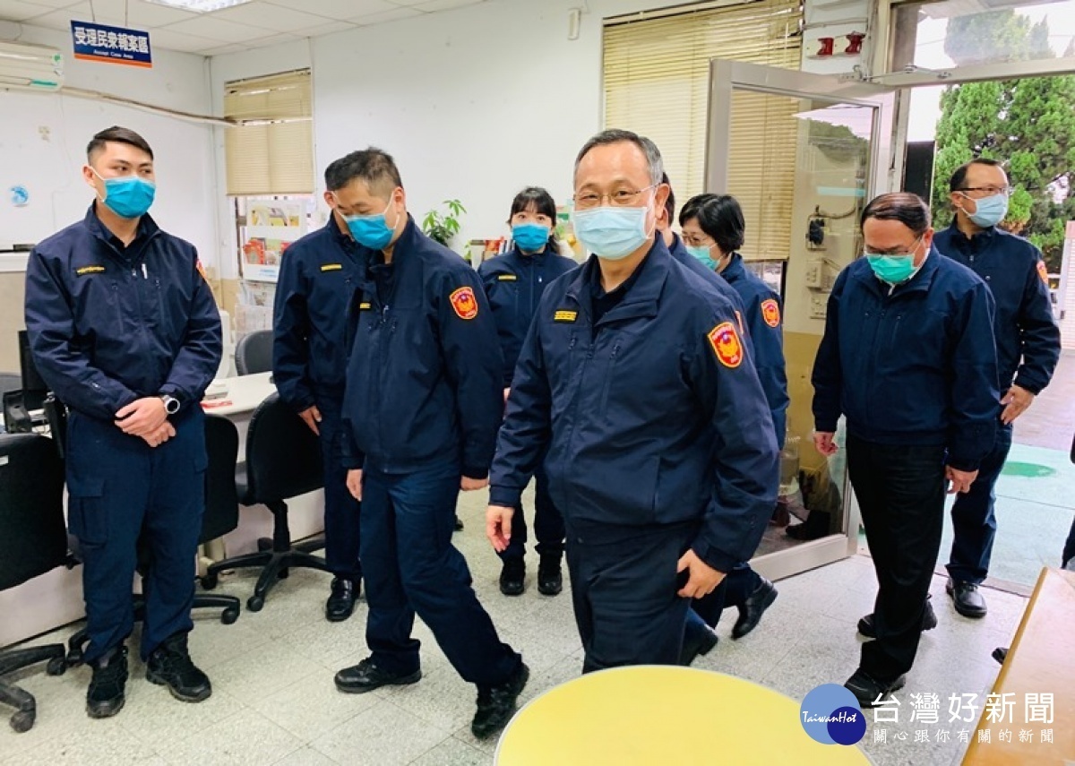警政署署長陳家欽親自蒞臨中壢分局仁愛派出所,視察防疫狀況並鼓舞員警士氣。
