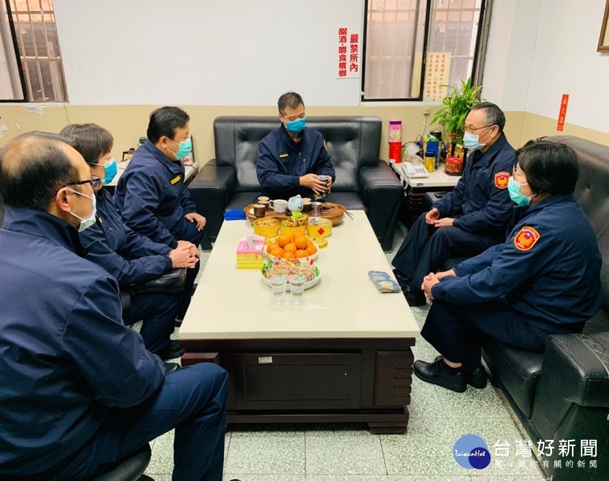 警政署署長陳家欽親自蒞臨中壢分局仁愛派出所,視察防疫狀況並鼓舞員警士氣。