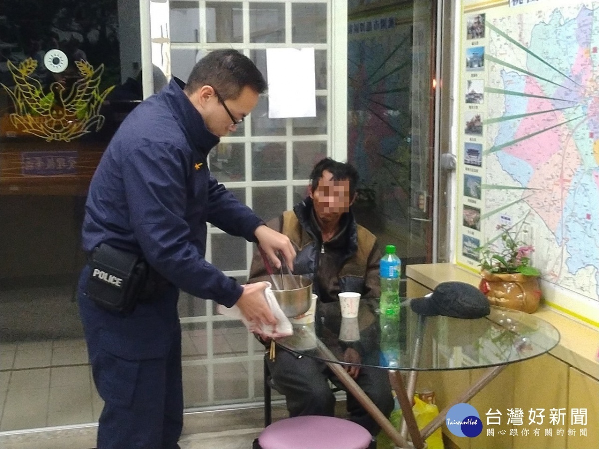 精障男寒夜迷途睡候車亭,暖警協查身分助返家。