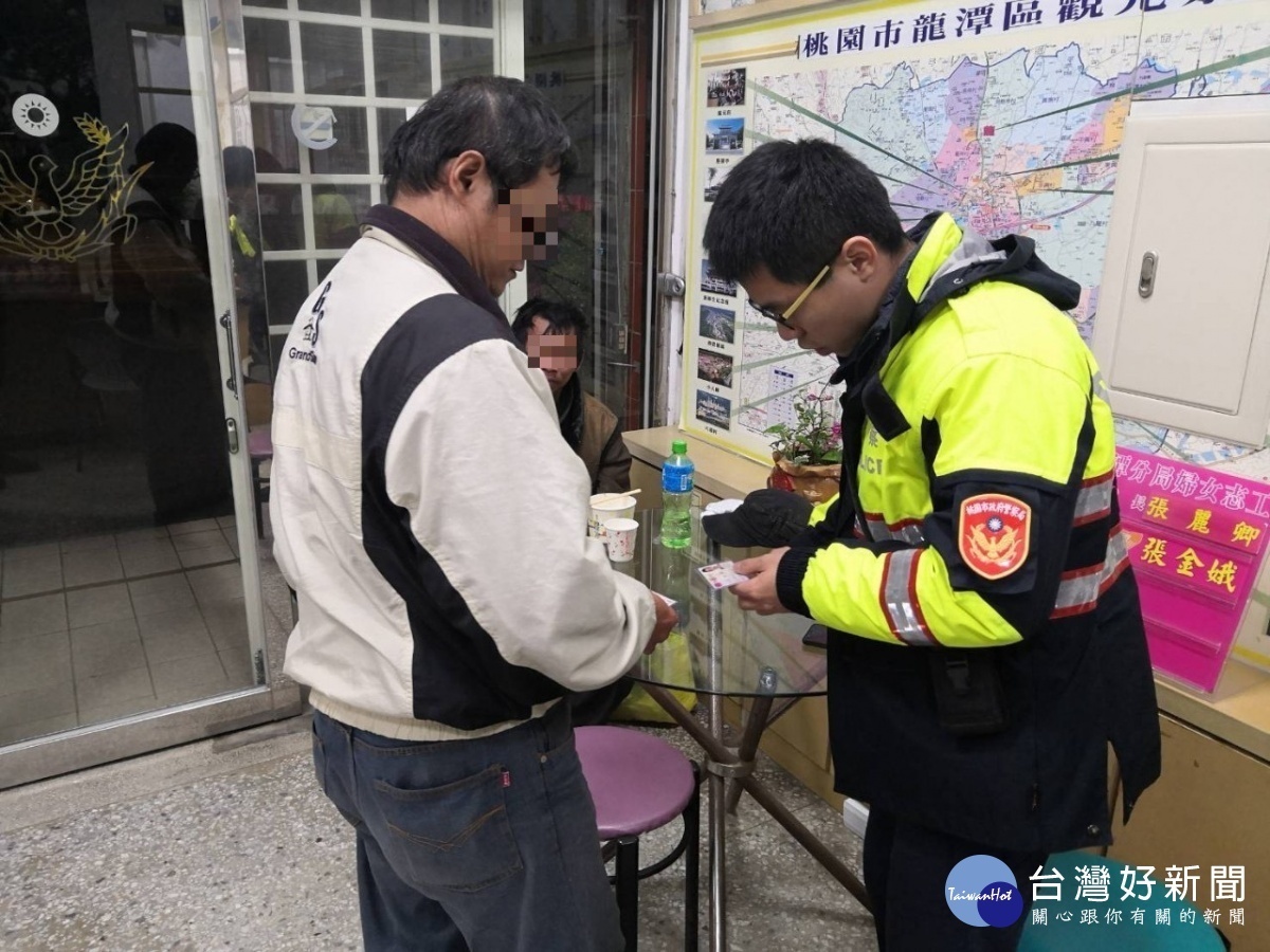 精障男寒夜迷途睡候車亭，暖警協查身分助返家。