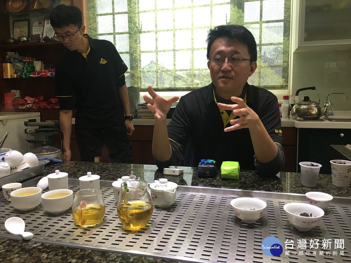 謝明璟談製茶得用心掌控水份。(記者扶小萍攝)