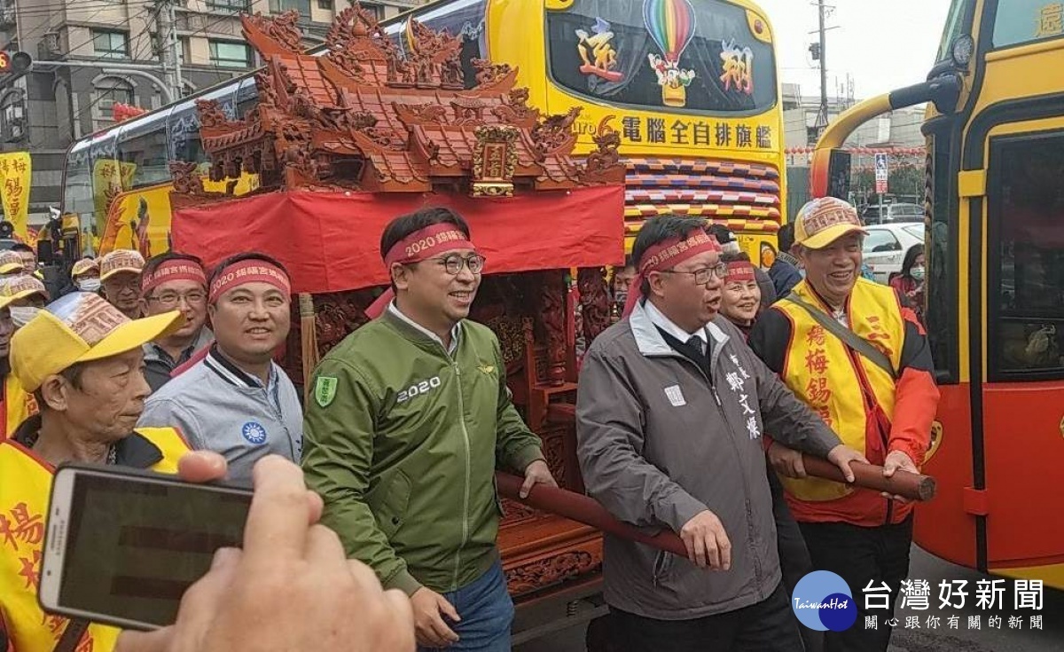 桃園市長鄭文燦帶領大家進行扶轎儀式，為錫福宮媽祖回鑾遶境活動揭開序幕。