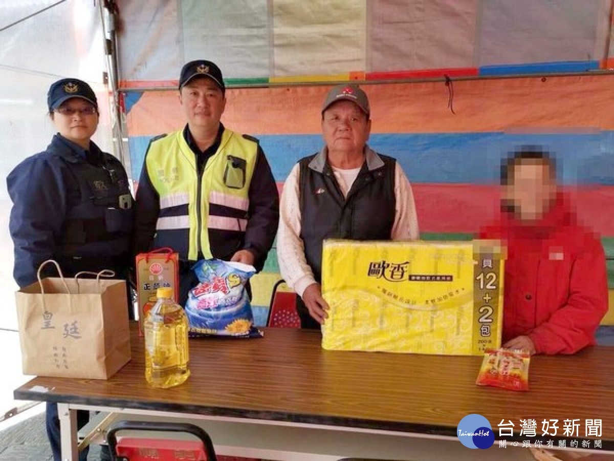 北港警方協助通報雲林夜市慈愛會募集安葬費用,還送上民生物資予以慰問,讓轄內弱勢往生民眾得以圓滿後事。