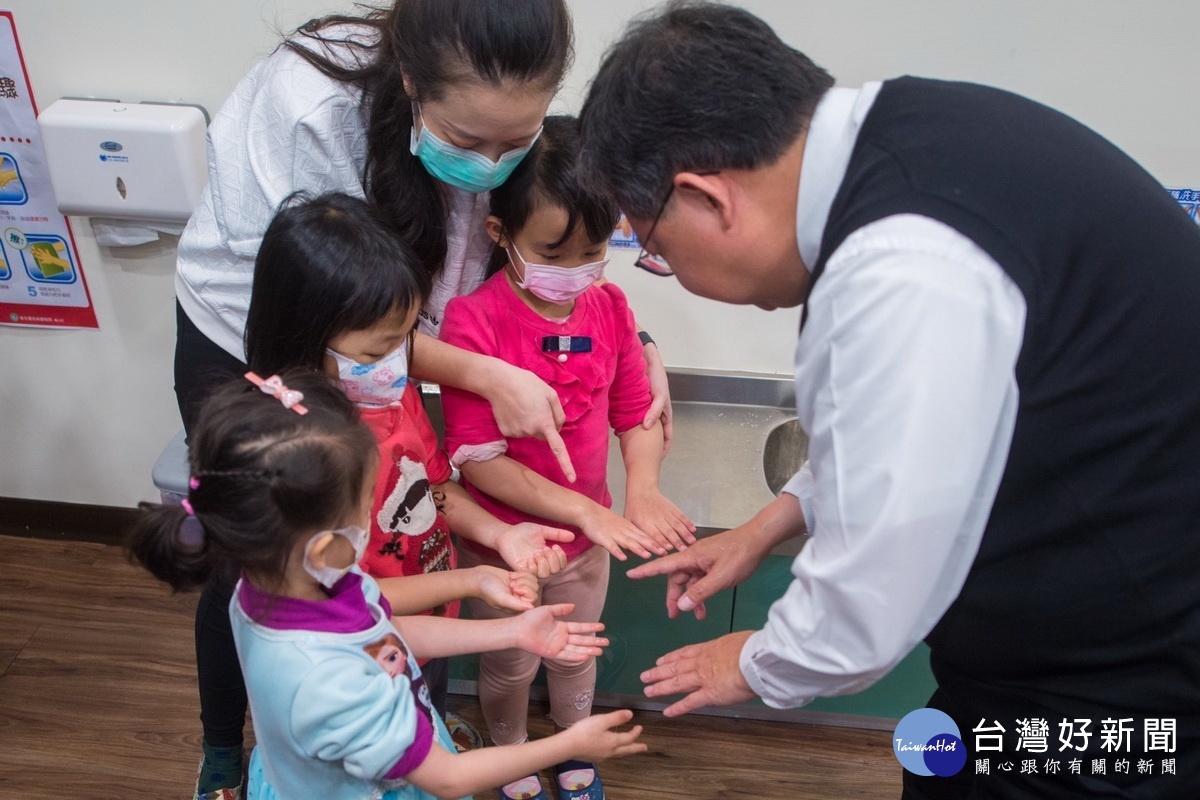 桃園市長鄭文燦前往桃園區大有非營利幼兒園視察,教導幼兒們如何正確洗手。