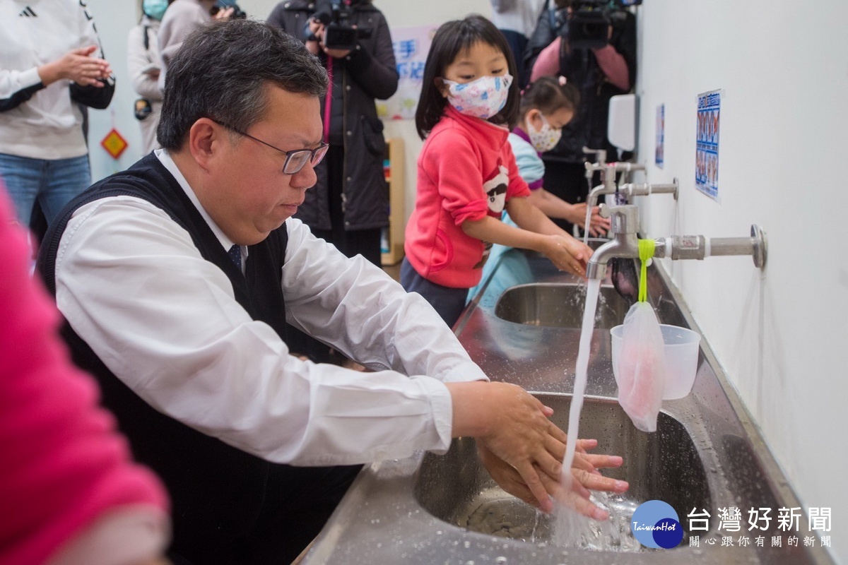 桃園市長鄭文燦前往桃園區大有非營利幼兒園視察，示範如何正確洗手。