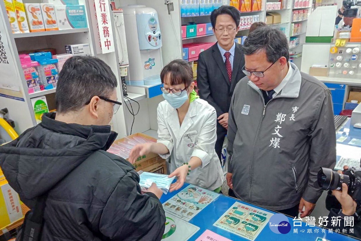 口罩實名制政策正式上路,桃園鄭文燦一大早前往桃園區全球龍安大藥局,視察口罩實名制購買情形。