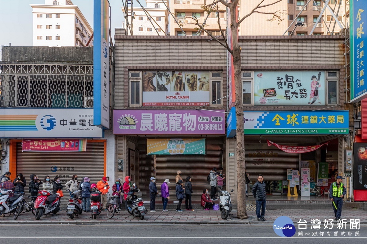 口罩實名制政策6日正式上路,民眾一大早即在藥局門口排隊等候購買。