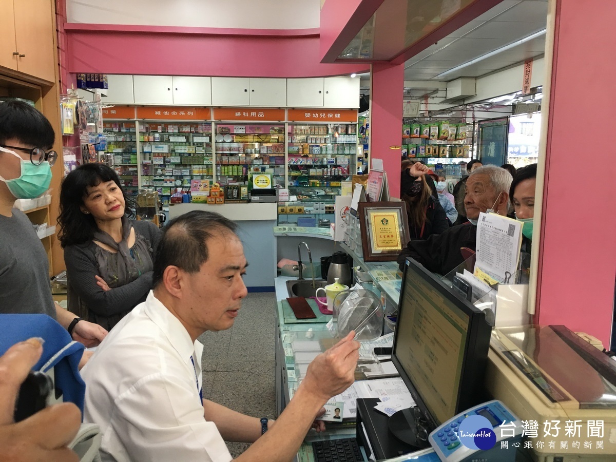 民眾持健保卡購買口罩需等候。(記者扶小萍攝)