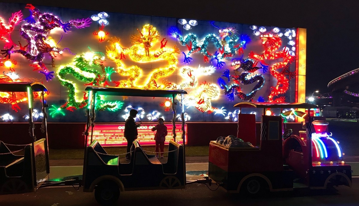 新北大都會公園，搭乘小火車賞遊花燈是全台首創第一個於燈會展示園區內可賞遊花燈的小火車