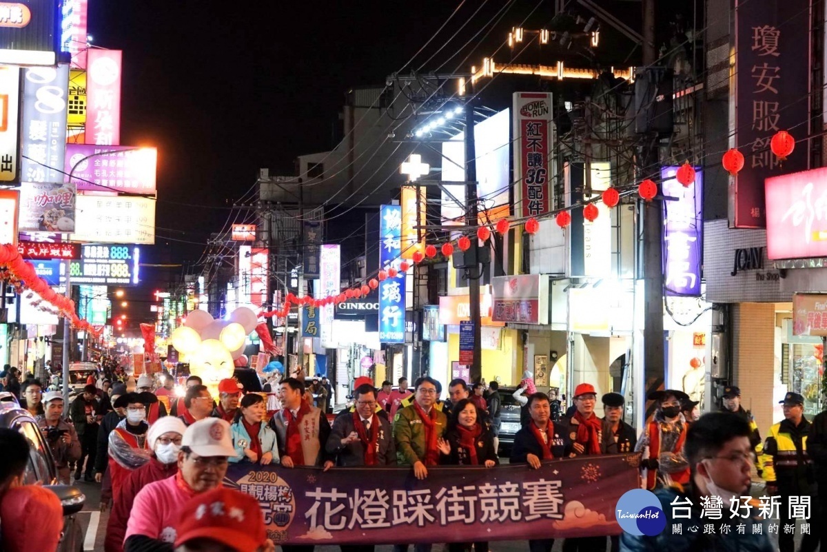 楊梅慶元宵花燈踩街競賽,於楊梅火車站前後站及周邊主要街道熱鬧展開。