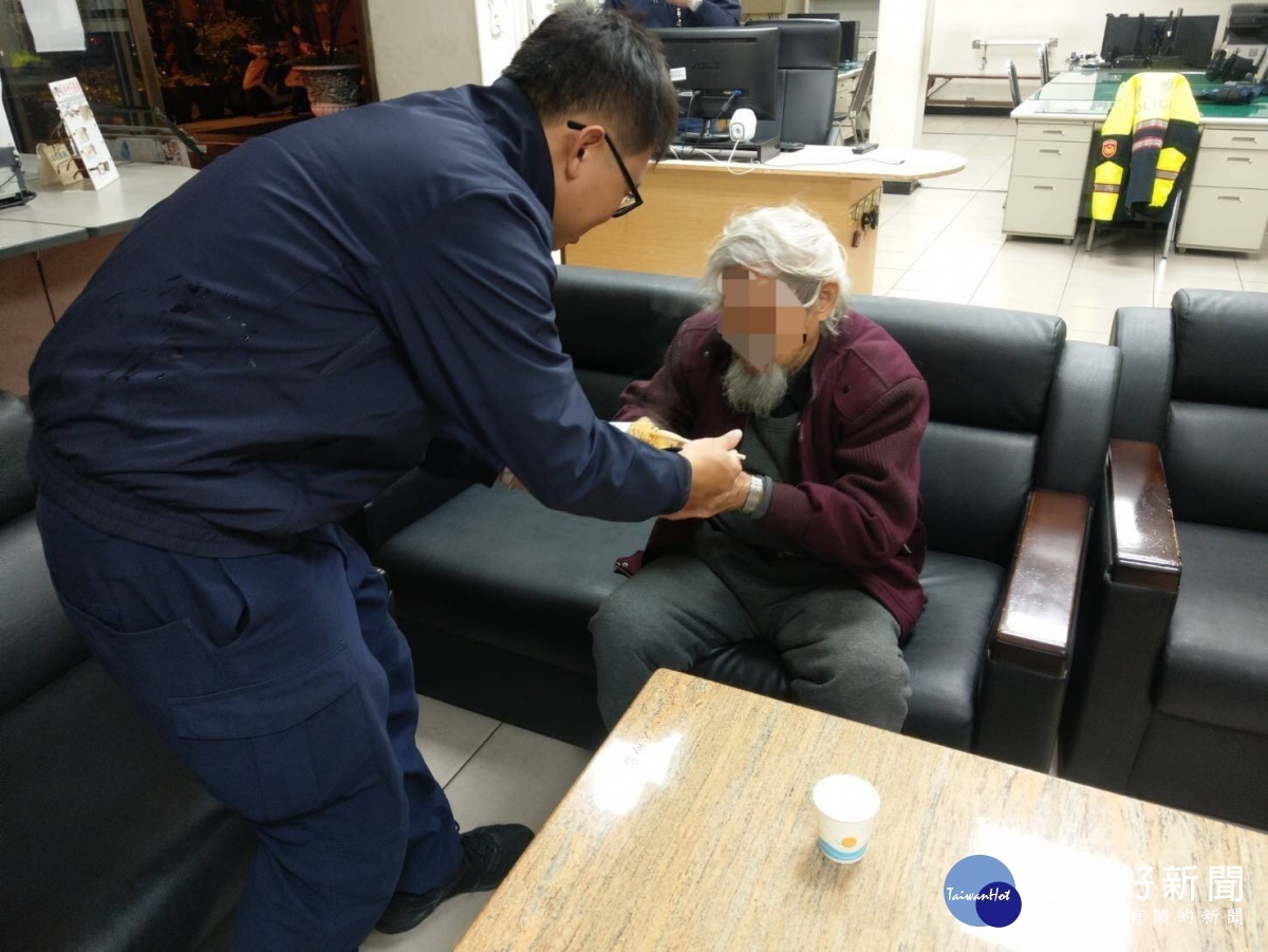 高齡94歲的蔡姓老翁,不知何故癱坐路旁,幸好巡警及時發現,協助老翁平安返家。