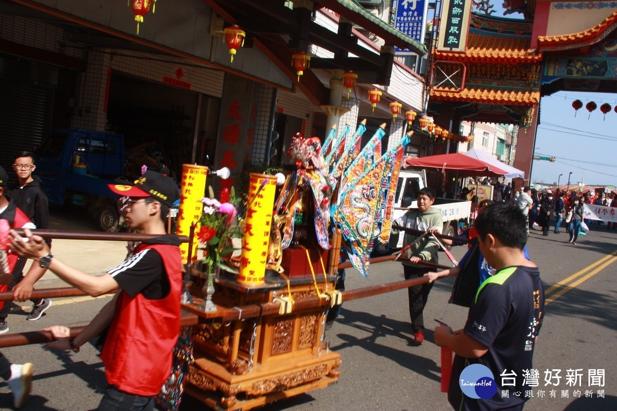 玄天上帝由轎班扶持遶行市區。（記者扶小萍攝）