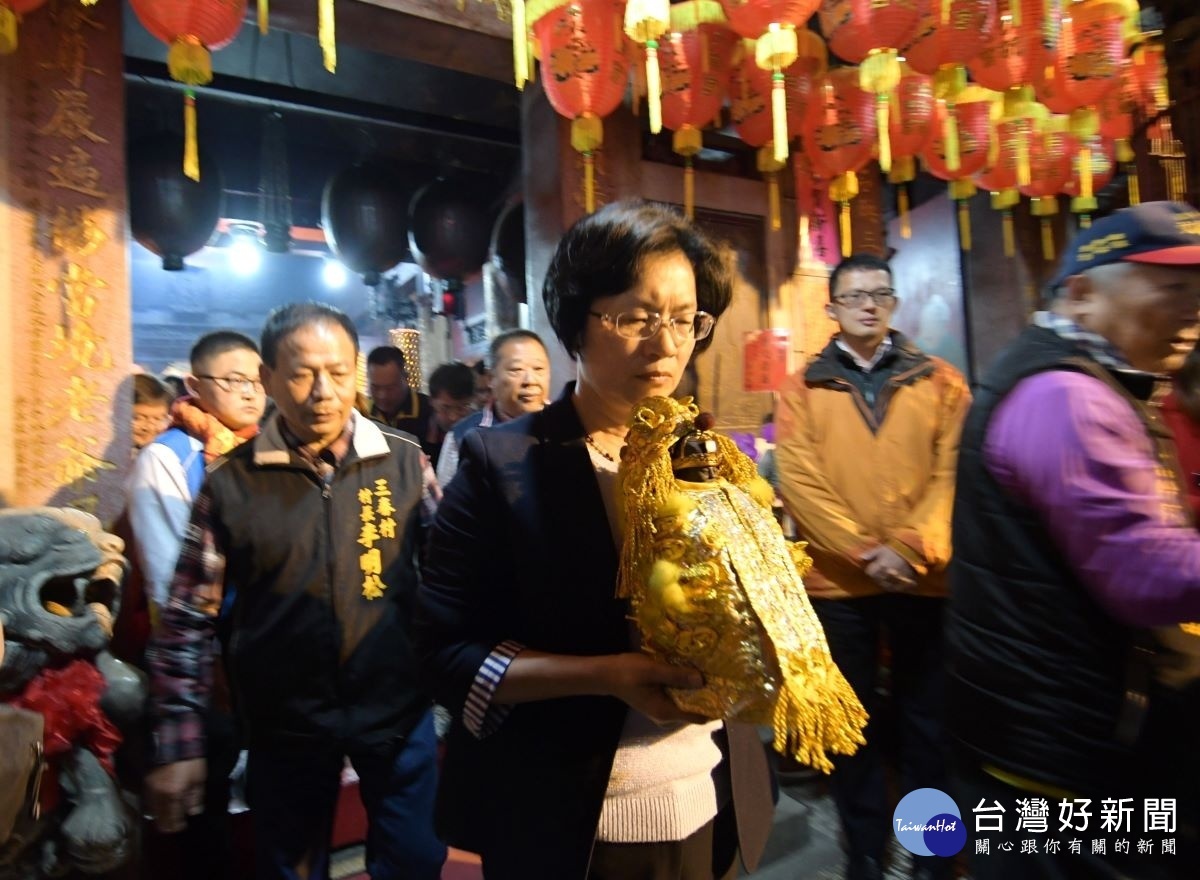 192年白沙坑迎燈排,戴官帽福德老爺元宵節遶境賜福,縣長王惠美啟請福德老爺。