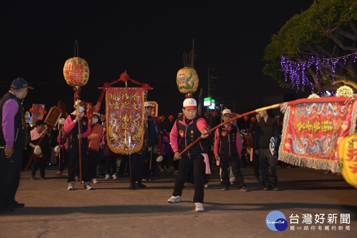 192年白沙坑迎燈排,戴官帽福德老爺元宵節遶境賜福平安。