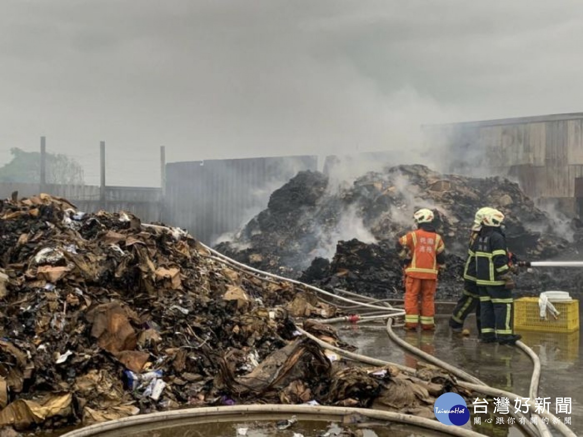 大園回收廠深夜大火引空汚，環保局依法告發重罰。