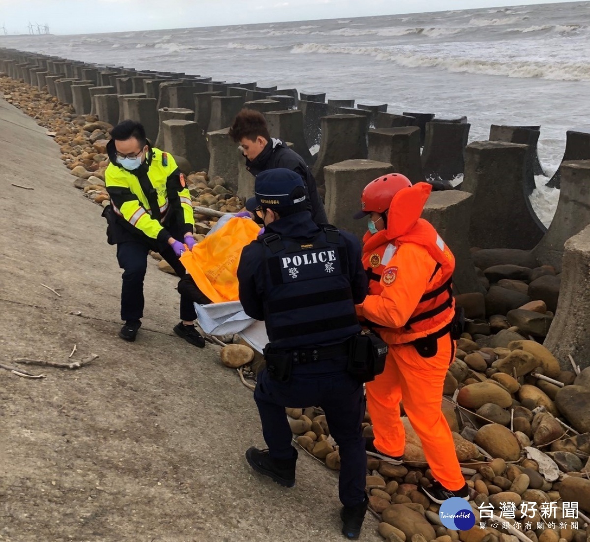 大園新街溪出海口發現男性屍體，警方公布特徵協尋家屬。