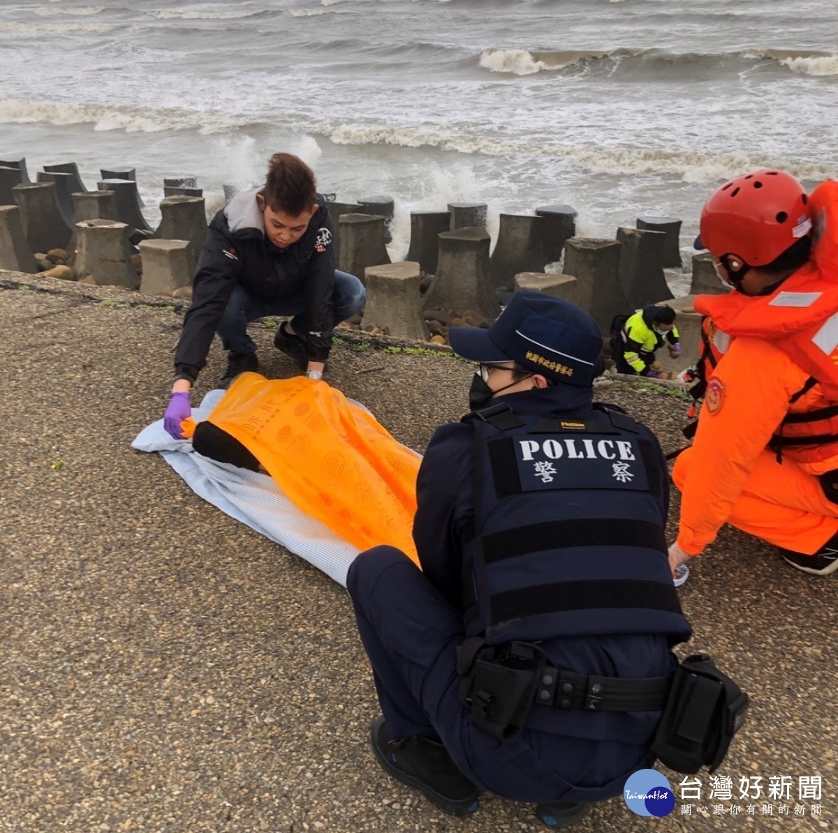 大園新街溪出海口發現男性屍體，警方公布特徵協尋家屬。