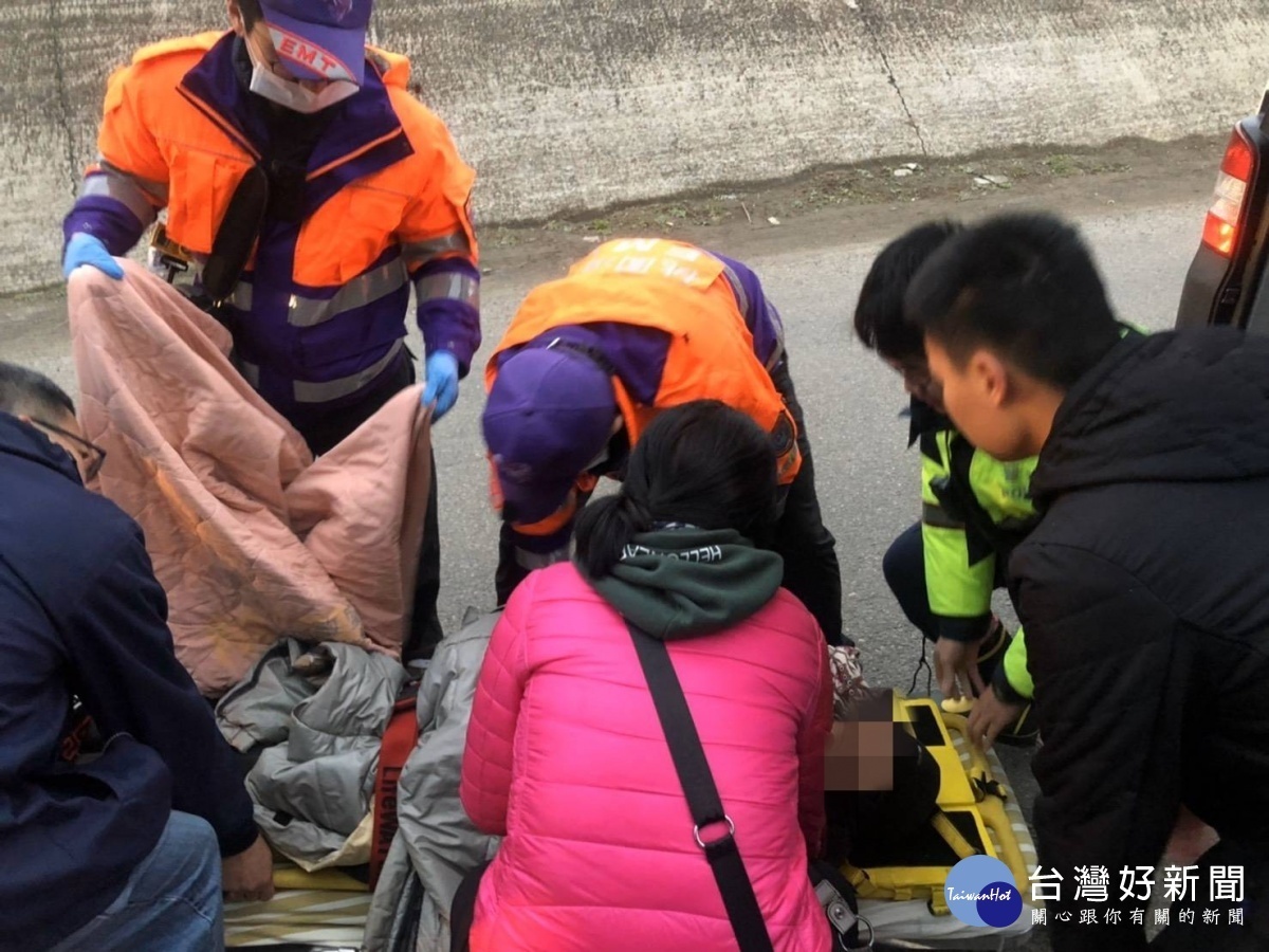 9旬老翁外出散步失蹤4天,在一處廢棄垃圾場的防風林深處找到老翁,警民齊心尋回家屬感謝。