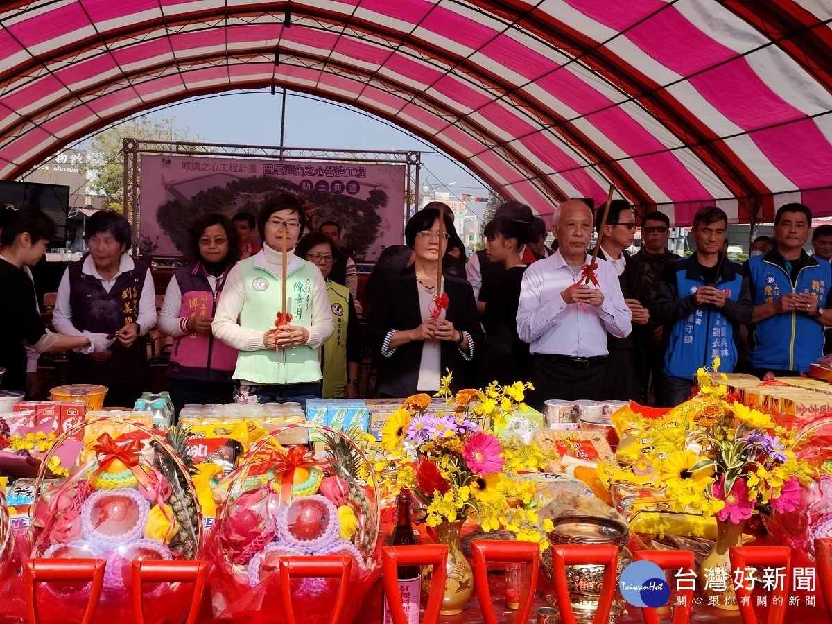 怡心園辦理田尾迎賓之心營造工程開工祈福動土,彰化縣長王惠美、田尾鄉長林守政等人共同祈求工程順利進行。圖/記者鄧富珍攝