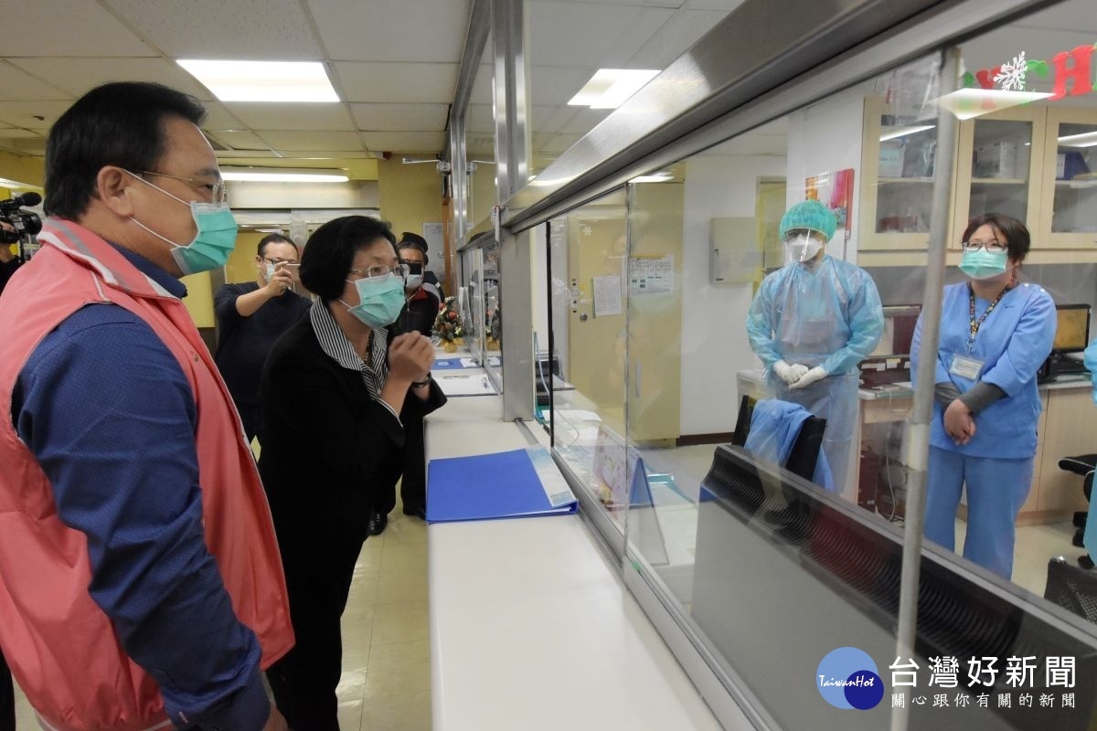 縣長王惠美慰前往彰化醫院問第一線醫護人員。圖/記者鄧富珍攝