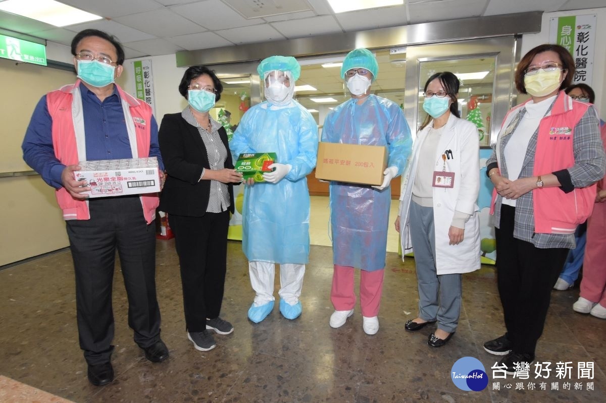 彰化縣長王惠美慰問第一線醫護人員,致贈雞精、牛奶、餅乾等慰問品。圖/記者鄧富珍攝