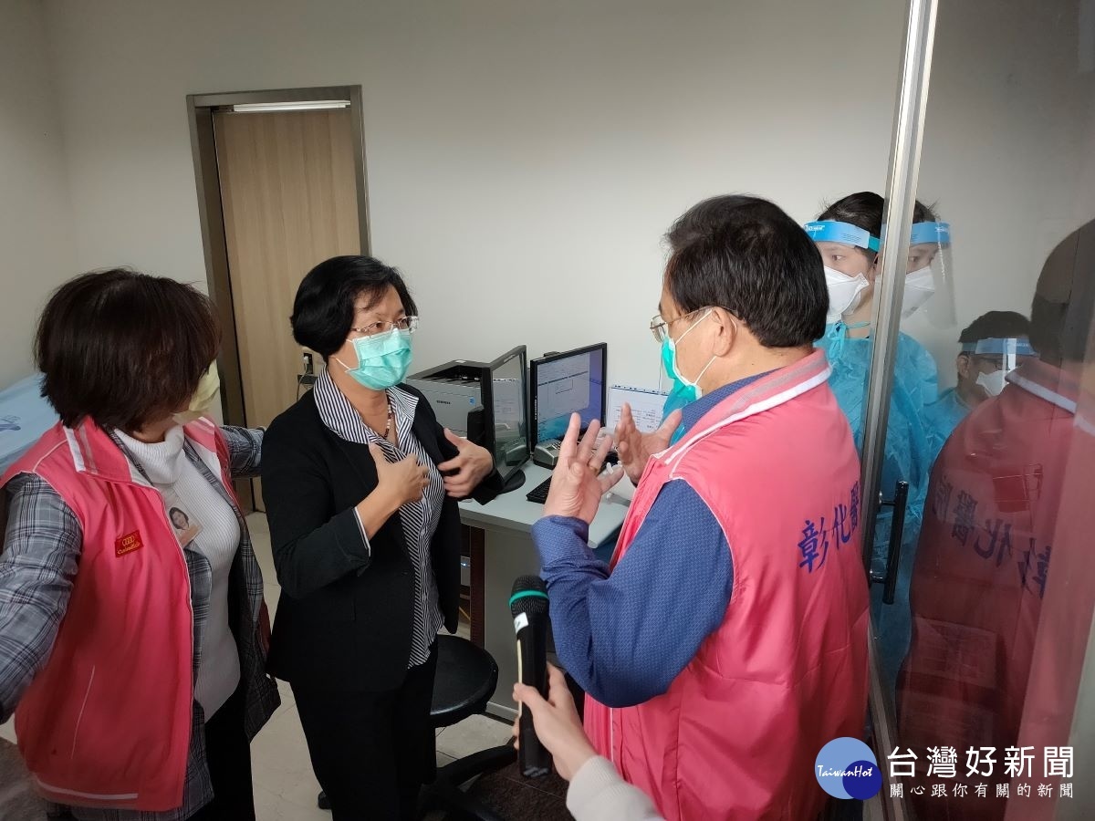 縣長王惠美慰前往彰化醫院問第一線醫護人員。圖/記者鄧富珍攝