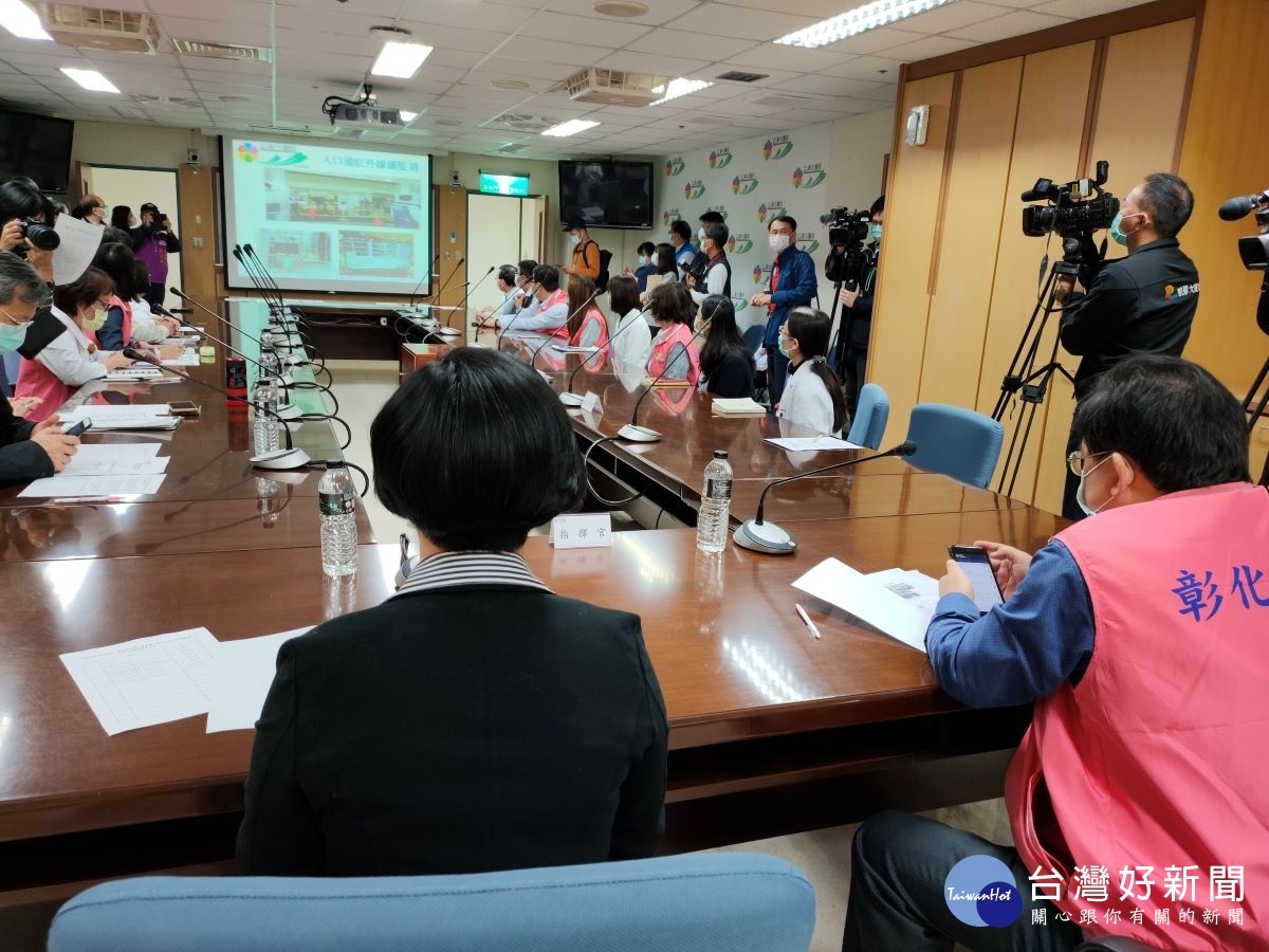 縣長王惠美慰問第一線醫護人員辛苦,並聽取簡報防疫措施,做好萬全準備。圖/記者鄧富珍攝)