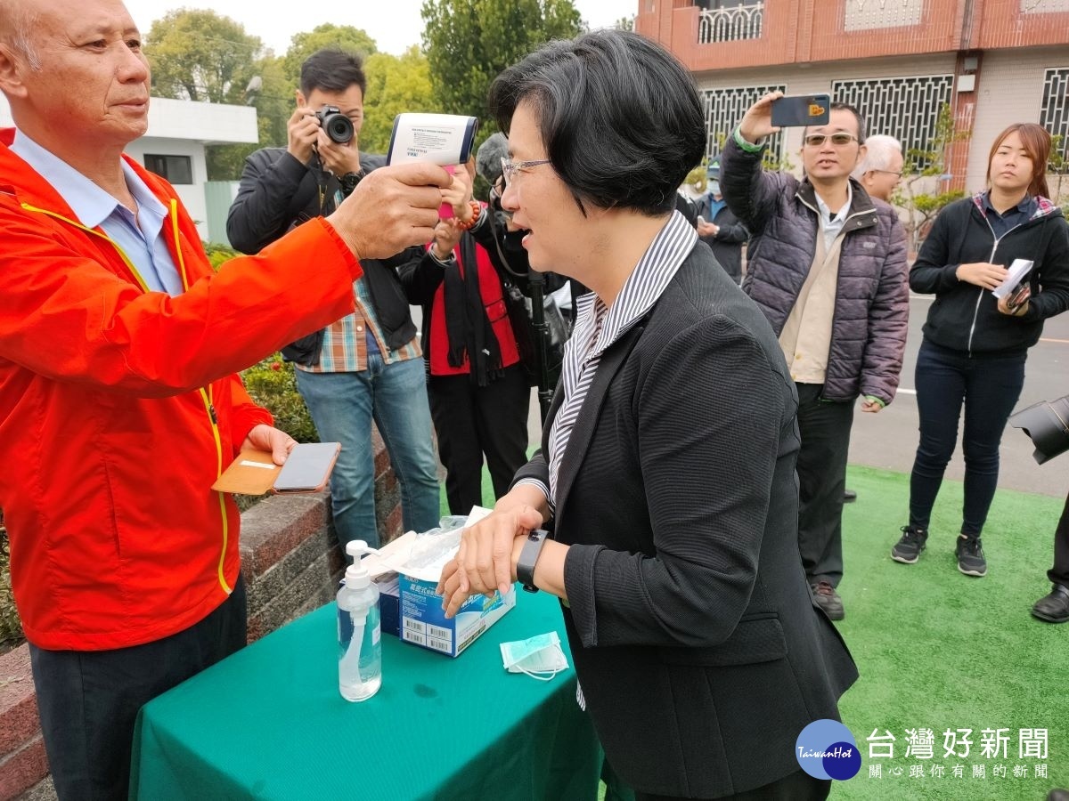 彰化縣長王惠美視察田中華新口罩公司。圖/記者鄧富珍攝