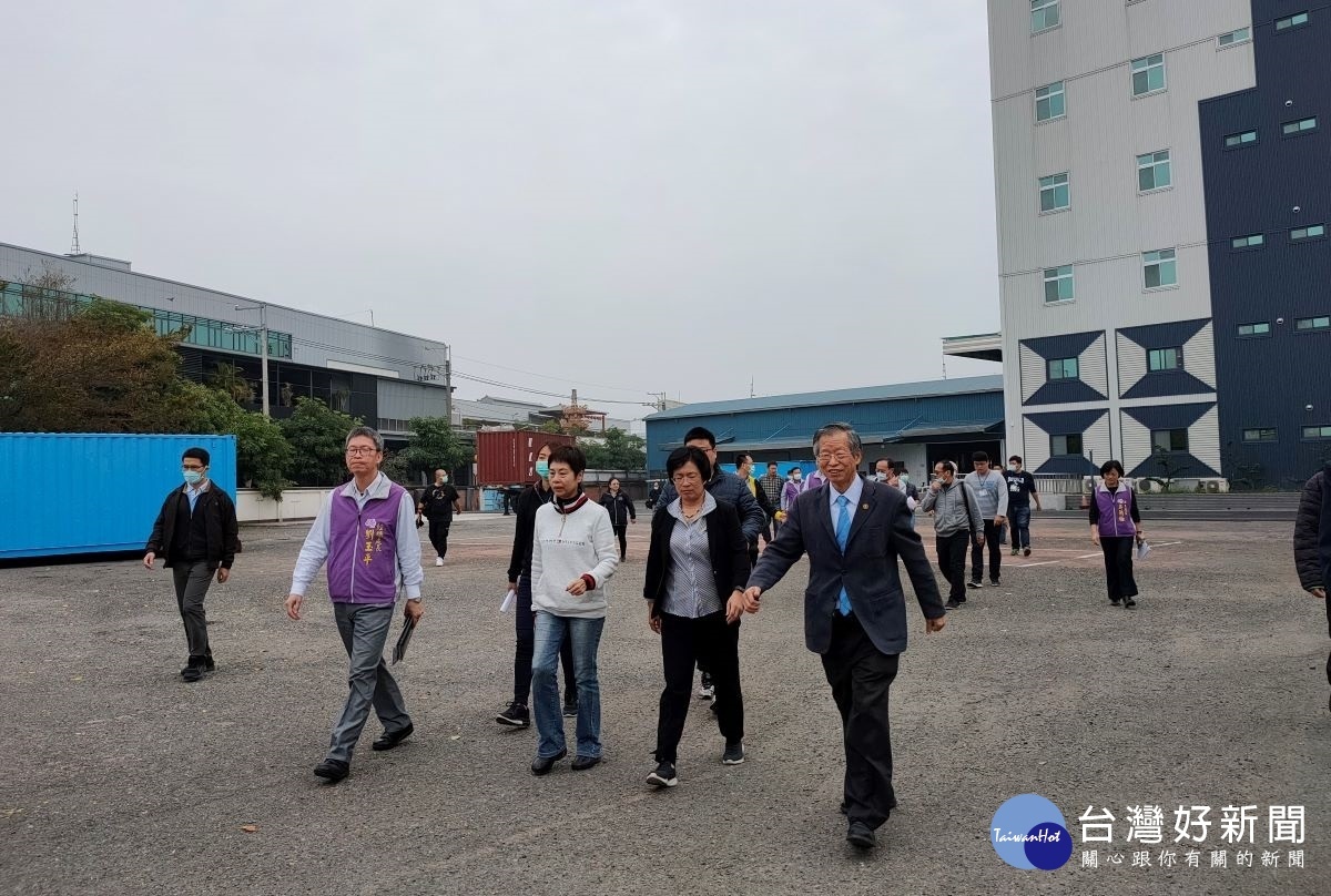 彰化縣長王惠美前往「華新公司」,慰勉全天後輪班生產口罩人員與支援國軍的辛勞。圖/記者鄧富珍攝