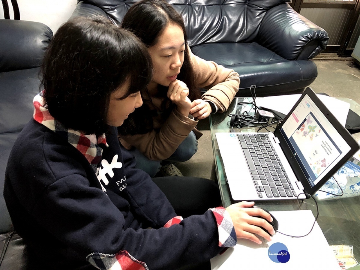 太平國小老師將chromebook送到學生手上,並示範使用方式/嘉義縣政府提供