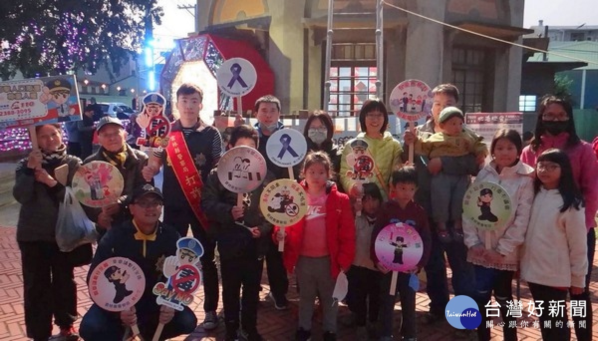 北港警分局配合燈會加強周邊道路交通疏導及巡邏,預防犯罪宣導團亦設攤教導民眾反毒詐及防範犯罪的重要性。