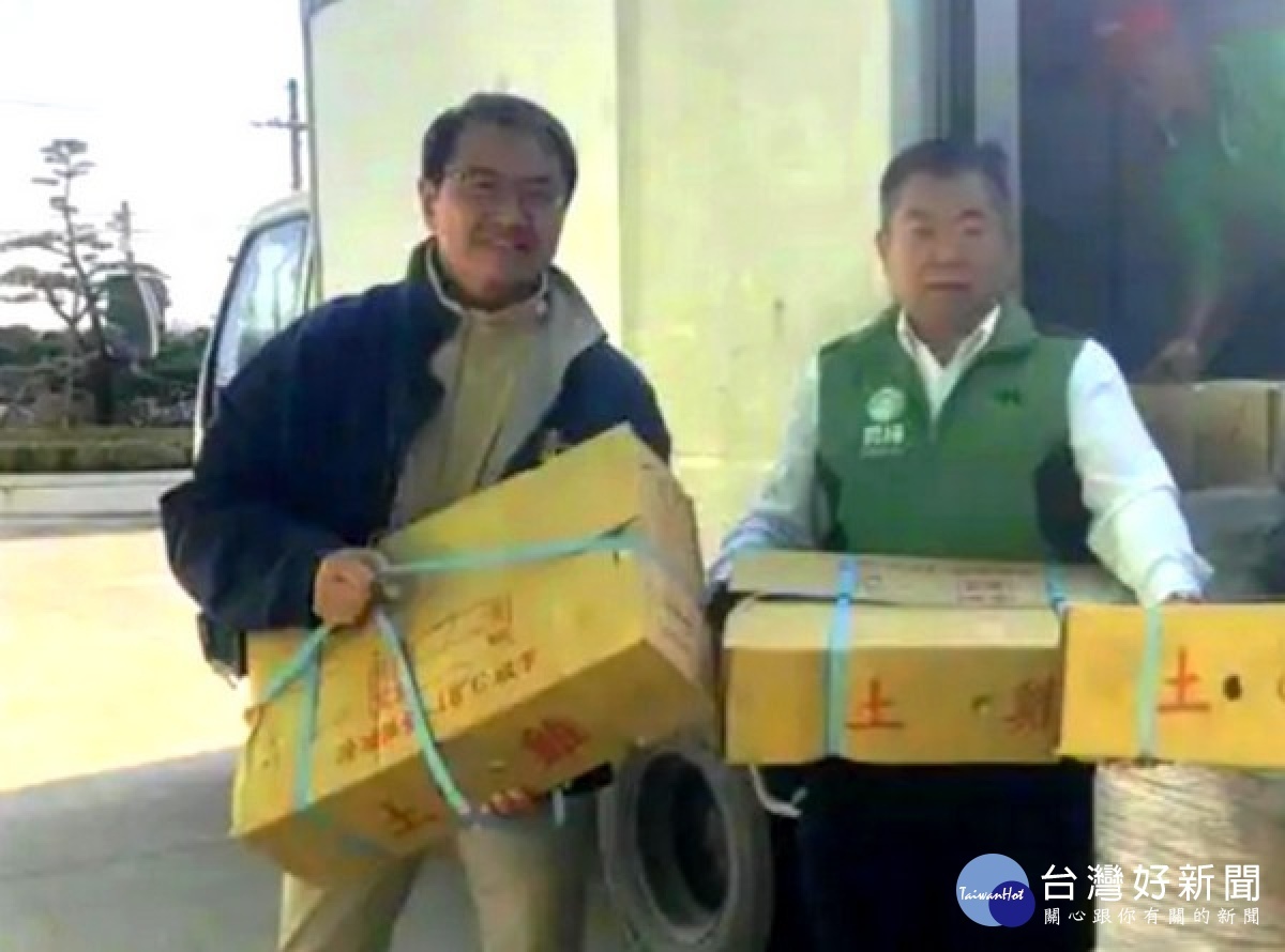 雲林家扶舉辦「無窮世代」義賣會,家扶委員吳裕田捐贈200隻生鮮全雞義賣,邀請鄉親一同響應幫助弱勢學子募集助學金。(記者陳昭宗拍攝)