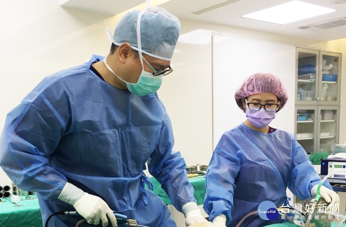 整形外科何格彰醫師為民眾進行抽脂手術。