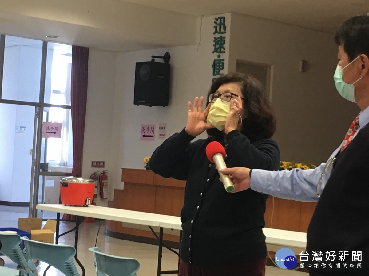 取下口罩勿接觸正面並放入塑膠袋可重複使用。(記者扶小萍攝)