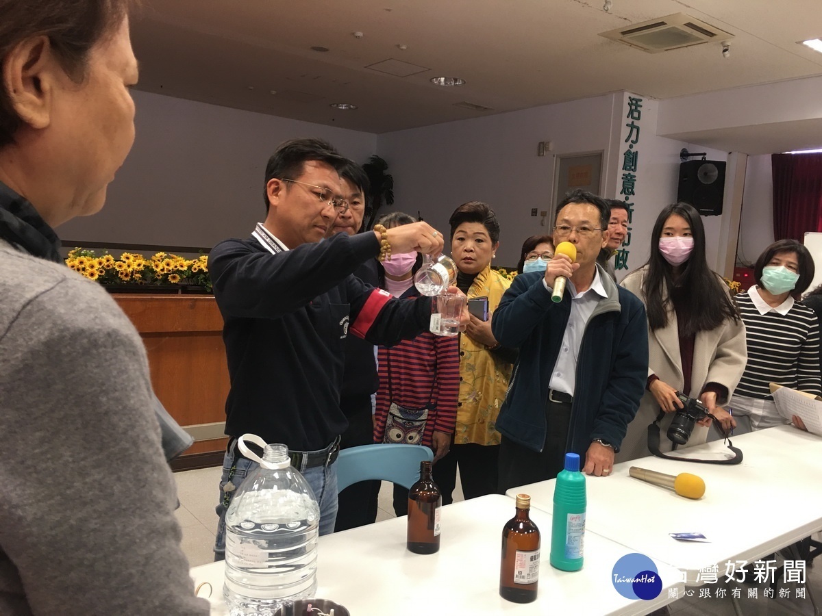 市公所示範稀釋酒精。(記者扶小萍攝)