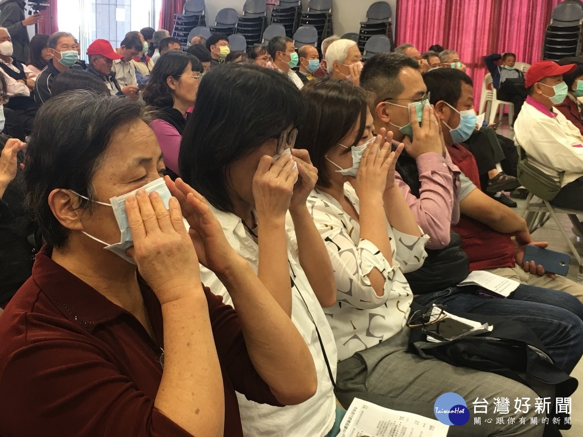 與會人員學會正確戴口罩。(記者扶小萍攝)