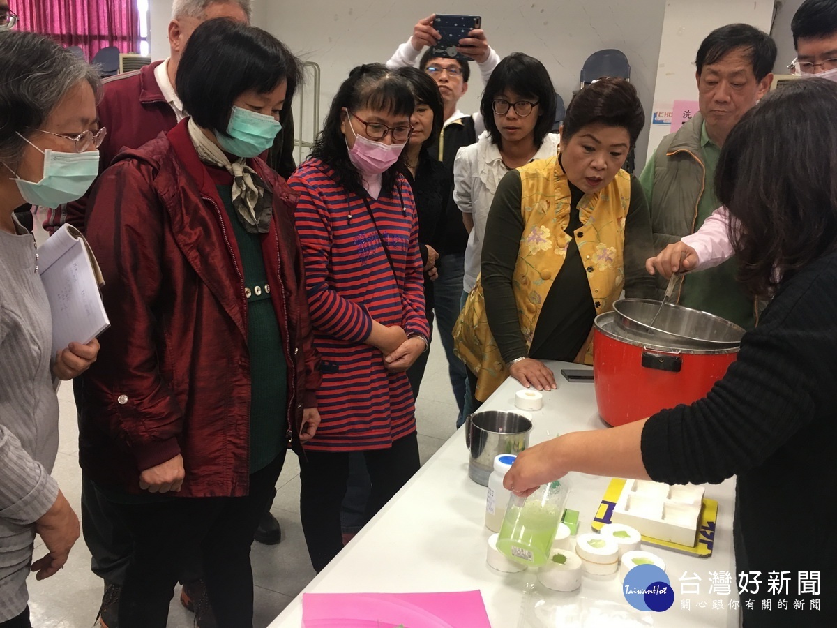 專家教導自製肥皂勤洗手。(記者扶小萍攝)